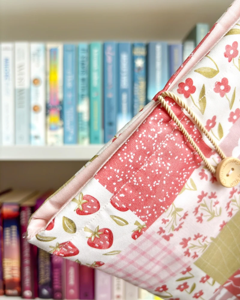 Etui na książkę Patchwork w różowym patchworkowym wzorze z truskawkami, zbliżenie na wzór