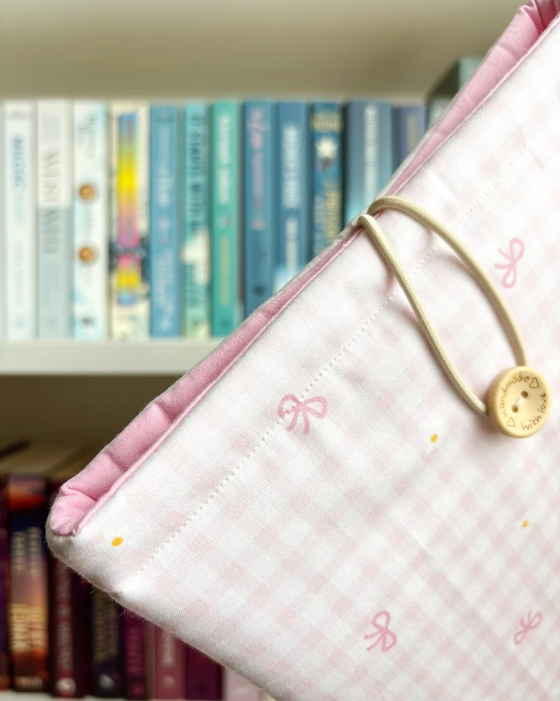 Etui na książkę Romansiara w różową kratkę vichy z drobnym kwiatowym wzorem, zbliżenie