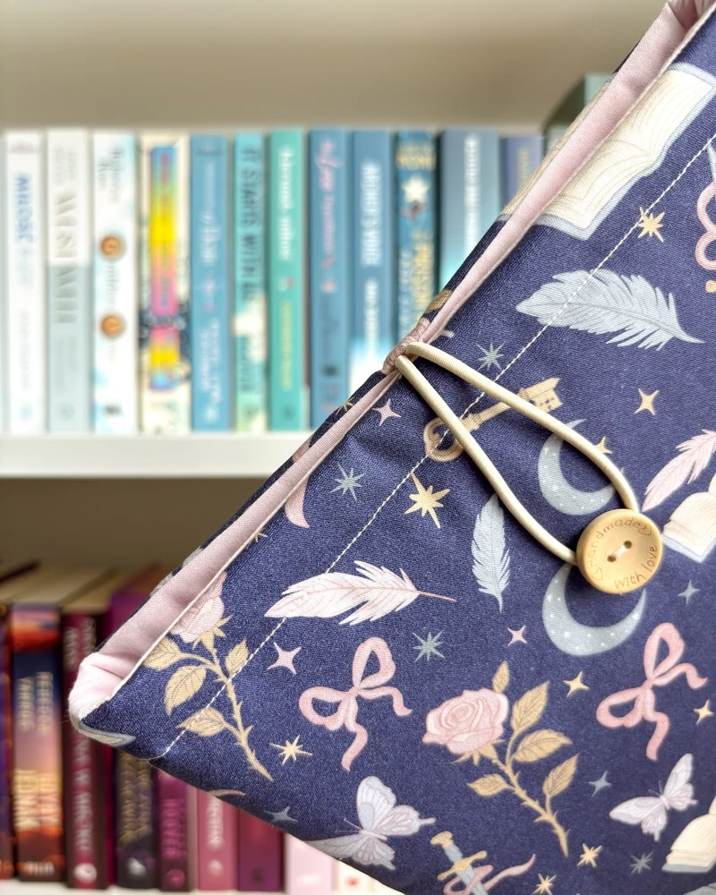 Etui na książkę Midnight Reader, zbliżenie na wzór i różowy środek