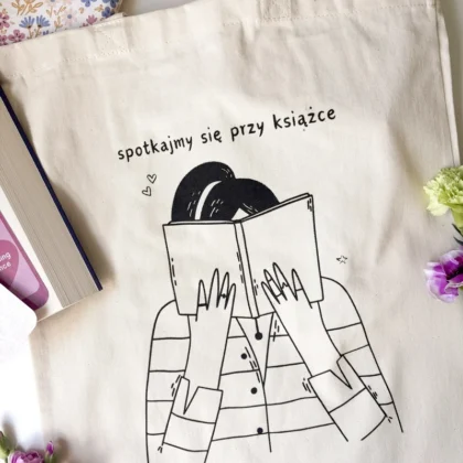 Torba bawełniana Spotkajmy się przy książce, zbliżenie na grafikę wśród kwiatów