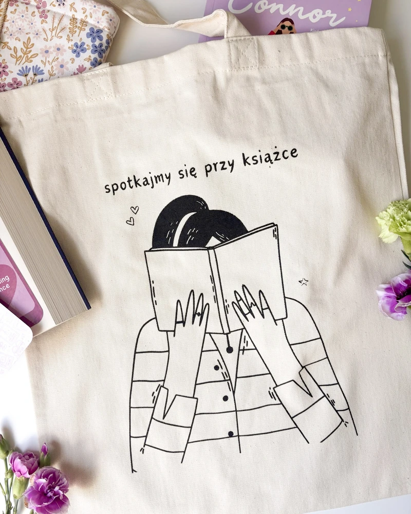 Torba bawełniana Spotkajmy się przy książce, zbliżenie na grafikę wśród kwiatów
