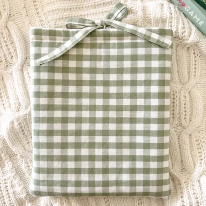 booksleeve szałwiowa kratka gingham flatlay