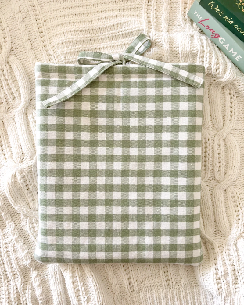booksleeve szałwiowa kratka gingham flatlay